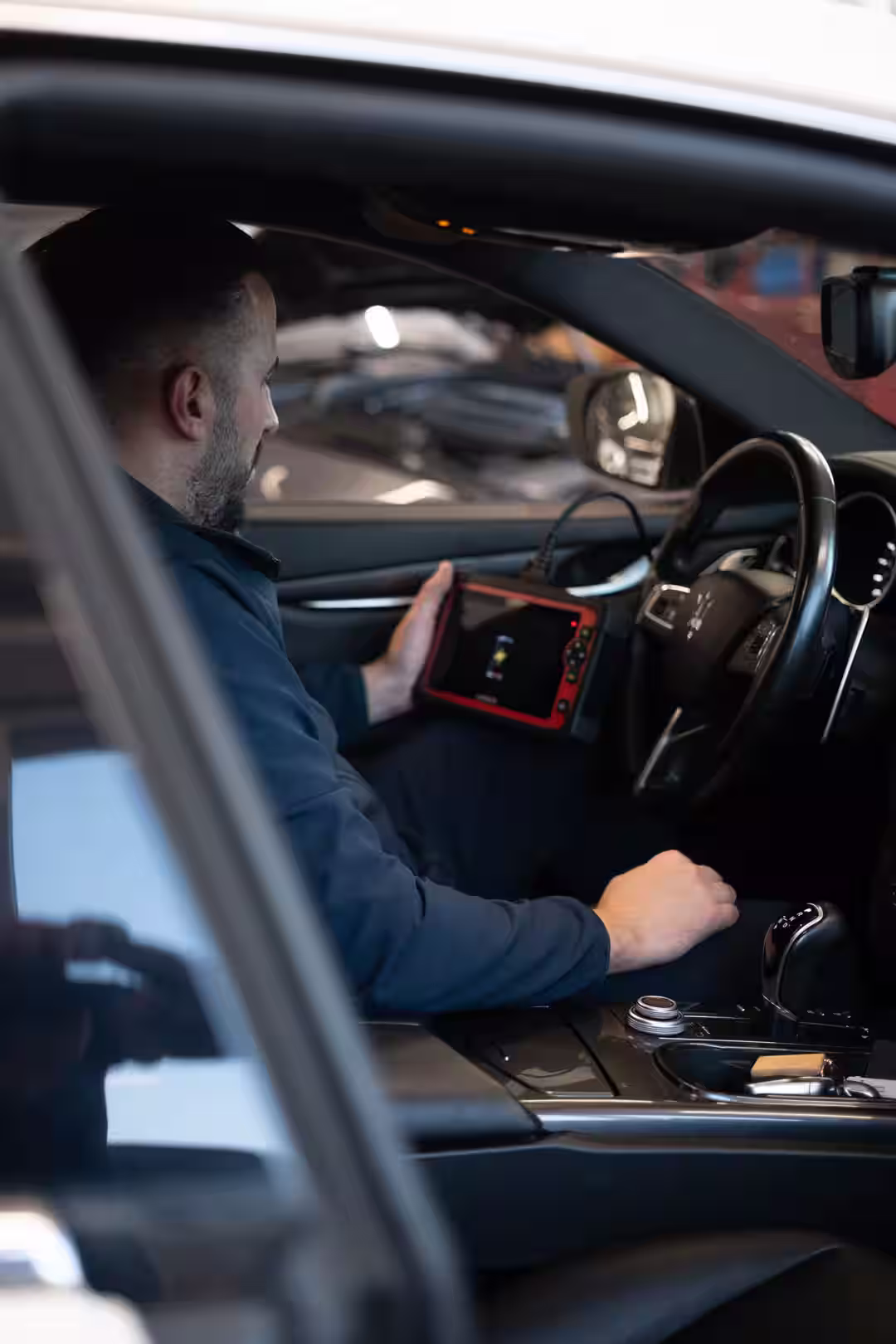 Multimedia-Installateuer wertet die On Board Diagnose in einem Maserati aus