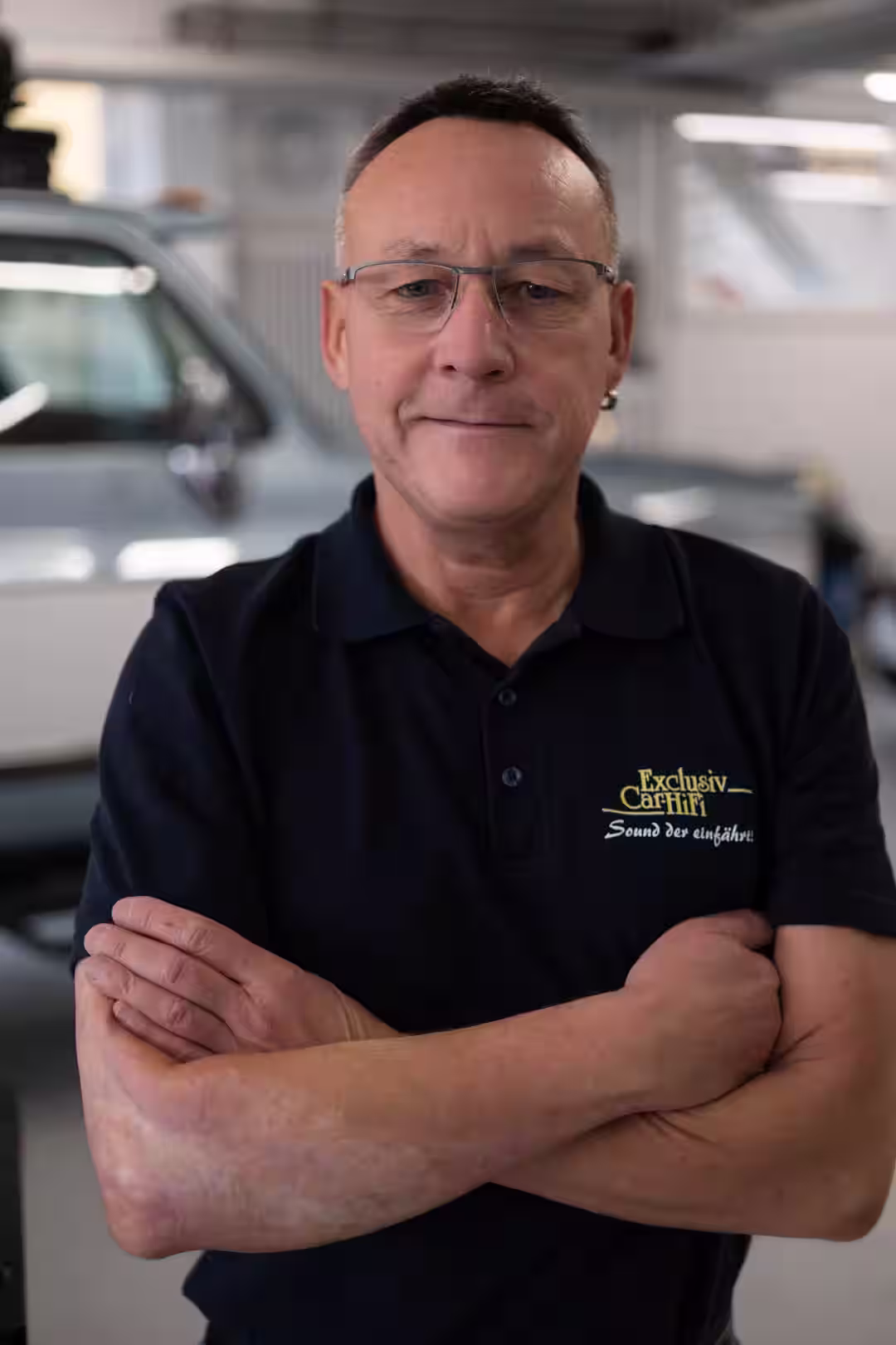 Portrait von Inhaber Sandro Angeloni in der Werkstatt von Exclusiv Car-HiFi