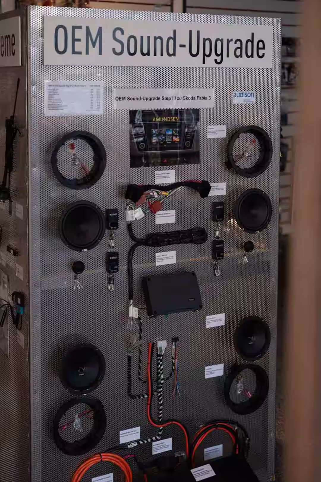 Ausstellungswand mit verschiedenen Car-HiFi Komponenten im Verkaufsraum von Exlusiv Car-HiFi